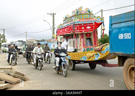 29 novembre 2005 ; Dalat, VIETNAM ; la mort naturelle d'Une grand-mère rassemble sa famille et ses amis pour des funérailles traditionnelles de Cao Dai à Dalat, Vietnam. Crédit obligatoire : photo de Dang NGO/ZUMA Press. (©) Copyright 2005 par Dang NGO Banque D'Images