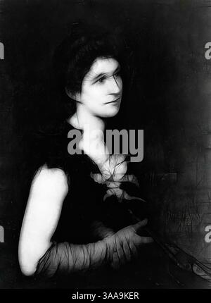 Une femme dans une pose contemplative, son expression introspective et sereine. Elle porte un vêtement sombre et tient une paire de ciseaux, suggérant des thèmes de transformation ou de créativité. Le fond contraste avec sa présence, soulignant sa silhouette et les détails complexes de sa tenue., Art classique avec une touche moderne réinventé par Artotop, basé sur Portrait de MRS Charles L. Hutchinson, 1890, Jules-Élie Delaunay, français, 1828-1891, France, huile sur toile, 78,9 × 60 cm (31 1/16 × 23 5/8 po.) Banque D'Images