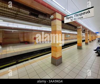 Plate-forme de métro vide du train pour le Pirée, Athènes. Destination écrite en grec et en anglais Banque D'Images