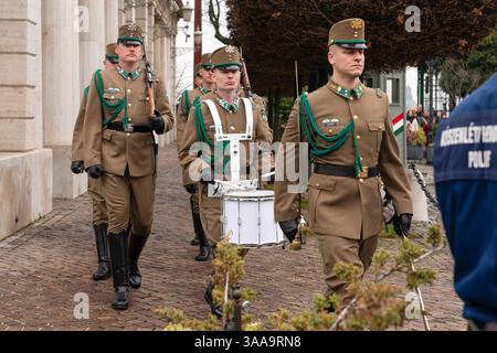 Budapest, Hongrie - 15 mars 2025 : changement de garde au château de Buda, Őrségváltás a budai várban. Banque D'Images