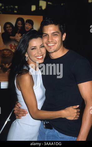 14 août 2001 ; Hollywood, CA, États-Unis ; EVA LONGORIA (née le 15 mars 1975) est une actrice américaine de cinéma et de télévision. Elle est surtout connue pour son rôle dans la série télévisée Desperate Housewives d'ABC. Longoria est née à Corpus Christi, Texas de parents catholiques mexicains Enrique Longoria, Jr. Et Ella Eva Mireles. Enfant, Longoria croyait qu'elle avait été adoptée parce qu'elle était la seule de tous ses frères et sœurs à avoir des traits sombres (teint de peau et couleur des yeux). Longoria a parlé franchement de son affection pour les vibromasseurs dans une interview que le magazine Rolling Stone a publiée le 15 décembre 2004. En tant que Banque D'Images