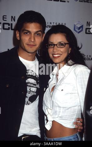 03 oct. 2001 ; Los Angeles, CA, États-Unis ; EVA LONGORIA (née le 15 mars 1975) est une actrice américaine de cinéma et de télévision. Elle est surtout connue pour son rôle dans la série télévisée Desperate Housewives d'ABC. Longoria est née à Corpus Christi, Texas de parents catholiques mexicains Enrique Longoria, Jr. Et Ella Eva Mireles. Enfant, Longoria croyait qu'elle avait été adoptée parce qu'elle était la seule de tous ses frères et sœurs à avoir des traits sombres (teint de peau et couleur des yeux). Longoria a parlé franchement de son affection pour les vibromasseurs dans une interview que le magazine Rolling Stone a publiée le 15 décembre 2004. As Banque D'Images