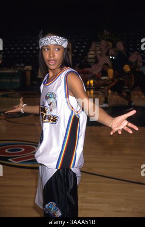 14 septembre 1996 ; Los Angeles, CA, États-Unis ; Aaliyah Dana Haughton (16 janvier 1979 C 25 août 2001). Mort dans un accident d'avion aux Bahamas en 2001 à l'âge de 22 ans. AALIYAH au « Rock and Jock Basketball Jam » à UC Irvine. Banque D'Images