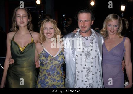 30 mars 1999 ; Los Angeles, CA, États-Unis ; les acteurs Leelee SOBIESKI ont DESSINÉ BARRYMORE, DAVID ARQUETTE et MARLEY SHELTON lors de la première de Never Been Kissed à LOS ANGELES. Banque D'Images