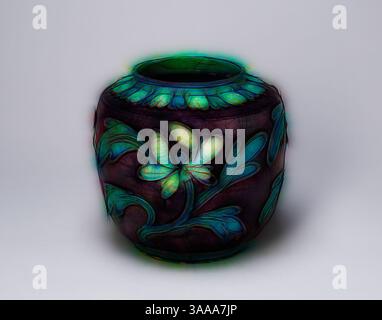 Un vase magnifiquement conçu orné de motifs floraux complexes et de couleurs riches, avec une forme arrondie et des œuvres d'art détaillées qui mettent en valeur son artisanat élégant., Art classique avec une touche moderne réinventée par Artotop, basé sur le pot avec pivoines et couvercle, dynastie Ming (1368–1644), 16ème siècle, Chine, fahua ware, grès avec décoration moulée sous glaçure et glaçures bleues, violettes et blanches, bois, H. 16,1 cm (6 5/16 po), diam. 17,5 cm (6 7/8 po) Banque D'Images