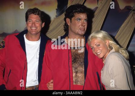 26 juillet 1995 ; Los Angeles, CA, États-Unis ; David hasselhoff, membre de la caste de Baywatch, avec pamela Bach à l'exposition Baywatch au Hollywood Wax Museum. Banque D'Images