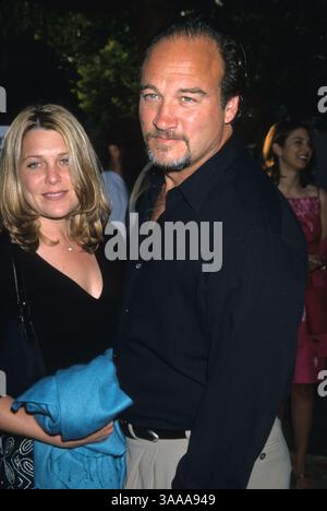 01 juin 2000 ; Los Angeles, CA, États-Unis ; JAMES BELUSHI au 'Best Buddies Benefit' avec sa femme. Banque D'Images