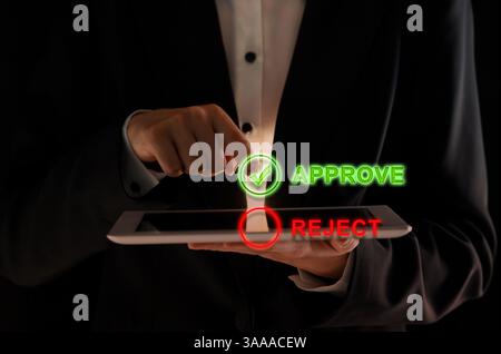 Approuver ou rejeter. Homme utilisant la tablette sur fond noir, gros plan Banque D'Images