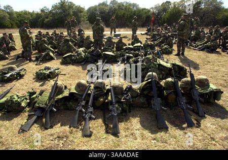 06 février 2002 ; San Antonio, TX, États-Unis ; marines avec la compagnie B, 1re. Bataillon, 23e Régiment de Marines passent par l'entraînement mercredi après-midi 6 février 2002 au Camp Bullis alors qu'ils se préparent à aller à Guantanamo Bay, Cuba. Banque D'Images