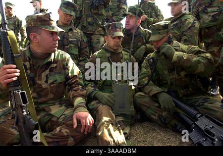 06 février 2002 ; San Antonio, TX, États-Unis ; marines avec la compagnie B, 1re. Bataillon, 23e Régiment de Marines passent par un exercice d'entraînement radio mercredi après-midi 6 février 2002 au Camp Bullis alors qu'ils se préparent à aller à Guantanamo Bay, Cuba. Banque D'Images