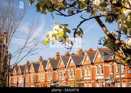 UK- rangée de maisons victoriennes typiques en briques rouges en terrasses dans la banlieue de la ville britannique Banque D'Images