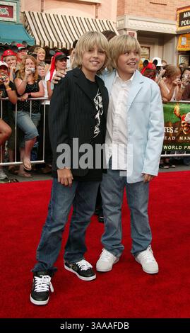 24 juin 2006 ; Anaheim, CA, États-Unis ; les acteurs COLE et DYLAN SPROUSE lors de la première mondiale de « Pirates of the Caribbean : Dead Man's Chest » à Disneyland. Crédit obligatoire : photo de Rena Durham/KPA/ZUMA Press. (©) Copyright 2006 par Rena Durham Banque D'Images