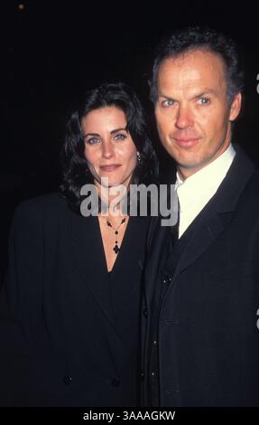 15 janvier 1995 ; Los Angeles, CA, États-Unis ; L'actrice COURTENEY COX et l'acteur MICHAEL KEATON aux Cable Ace Awards 1995. Banque D'Images