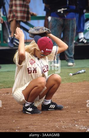 14 janvier 1995 ; Los Angeles, CA, États-Unis ; L'actrice PAMELA ANDERSON au 6e match annuel de softball Rock & Jock de MTV. Banque D'Images
