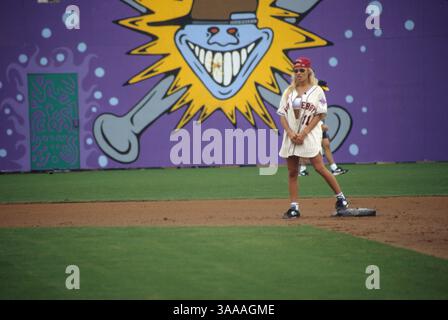 14 janvier 1995 ; Los Angeles, CA, États-Unis ; L'actrice PAMELA ANDERSON au 6e match annuel de softball Rock & Jock de MTV. Banque D'Images