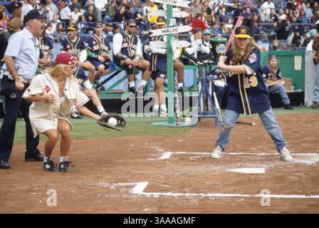 14 janvier 1995 ; Los Angeles, CA, États-Unis ; L'actrice PAMELA ANDERSON au 6e match annuel de softball Rock & Jock de MTV. Banque D'Images