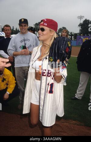 14 janvier 1995 ; Los Angeles, CA, États-Unis ; L'actrice PAMELA ANDERSON au 6e match annuel de softball Rock & Jock de MTV. Banque D'Images