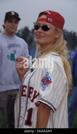 14 janvier 1995 ; Los Angeles, CA, États-Unis ; L'actrice PAMELA ANDERSON en uniforme au 6e match annuel de softball MTV Rock & Jock 1995 tenu à l'USC. Banque D'Images