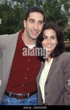 09 janv. 1995 ; Los Angeles, CA, États-Unis ; L'actrice COURTENEY COX et l'acteur DAVID SCHWIMMER lors de la tournée de presse de NBC dans le cadre du casting de Friends. Banque D'Images