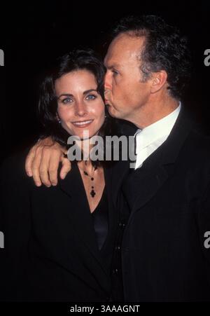 15 janvier 1995 ; Los Angeles, CA, États-Unis ; L'actrice COURTENEY COX est embrassée par l'acteur MICHAEL KEATON aux Cable Ace Awards 1995. Banque D'Images