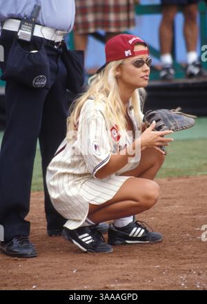 14 janvier 1995 ; Los Angeles, CA, États-Unis ; L'actrice PAMELA ANDERSON s'accroupit en uniforme et en mitaine au 6e match annuel de softball MTV Rock & Jock 1995 tenu à l'USC. Banque D'Images
