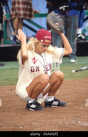 14 janvier 1995 ; Los Angeles, CA, États-Unis ; L'actrice PAMELA ANDERSON au 6e match annuel de softball Rock & Jock de MTV. Banque D'Images