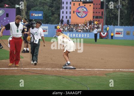 14 janvier 1995 ; Los Angeles, CA, États-Unis ; L'actrice PAMELA ANDERSON au 6e match annuel de softball Rock & Jock de MTV. Banque D'Images