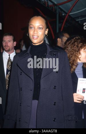 10 décembre 1997 ; Los Angeles, CA, États-Unis ; le mannequin TYRA BANKS à la première de 'Scream 2'. Banque D'Images