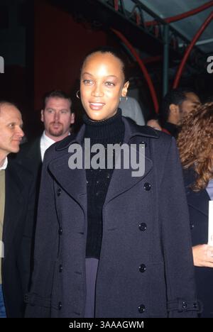 10 décembre 1997 ; Los Angeles, CA, États-Unis ; le mannequin TYRA BANKS à la première de 'Scream 2'. Banque D'Images