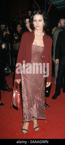 10 décembre 1997 ; Los Angeles, CA, États-Unis ; L'actrice COURTENEY COX à l'avant-première du film 'Scream 2'. Banque D'Images