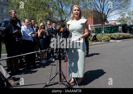 Washington, Vereinigte Staaten. 31 mars 2025. Karoline Leavitt, attachée de presse de la Maison Blanche, s'adresse aux médias à la Maison Blanche à Washington, DC, le 31 mars 2025. Crédit : Chris Kleponis/CNP/dpa/Alamy Live News Banque D'Images