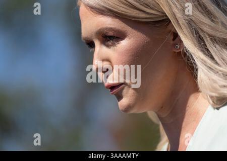Washington, Vereinigte Staaten. 31 mars 2025. Karoline Leavitt, attachée de presse de la Maison Blanche, s'adresse aux médias à la Maison Blanche à Washington, DC, le 31 mars 2025. Crédit : Chris Kleponis/CNP/dpa/Alamy Live News Banque D'Images