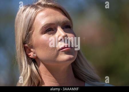 Washington, Vereinigte Staaten. 31 mars 2025. Karoline Leavitt, attachée de presse de la Maison Blanche, s'adresse aux médias à la Maison Blanche à Washington, DC, le 31 mars 2025. Crédit : Chris Kleponis/CNP/dpa/Alamy Live News Banque D'Images