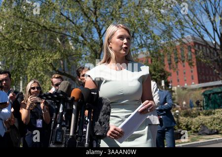 Washington, Vereinigte Staaten. 31 mars 2025. Karoline Leavitt, attachée de presse de la Maison Blanche, s'adresse aux médias à la Maison Blanche à Washington, DC, le 31 mars 2025. Crédit : Chris Kleponis/CNP/dpa/Alamy Live News Banque D'Images