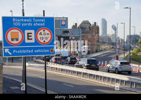 Londres, Royaume-Uni 31 mars 2025. Embouteillage le soir à l'approche nord du tunnel Blackwall à Greenwich, il a été ouvert pour la première fois le 22 mai 1897 par le Prince de Galles, et le 7 avril 2025 commencera à facturer un péage de passage de tunnel pour la première fois de quatre livres sterling pendant les heures de pointe. Crédit : Glosszoom/Alamy Live News Banque D'Images