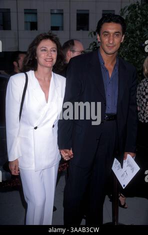 15 juillet 1998 ; Los Angeles, CA, États-Unis ; L'actrice JACKIE BISSETT et à la première du film ''Lolita''. Elle porte un costume blanc classique. Banque D'Images