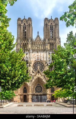 Façade ouest de la cathédrale gothique du XIIIe siècle de notre-Dame de Reims depuis la place du Parvis - Reims, Marne (51), France. Banque D'Images