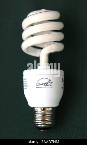 24 juillet 2006 ; San Francisco, CA, États-Unis ; les ampoules fluorescentes compactes (LFC) écoénergétiques consomment 66 % moins d'énergie qu'une ampoule à incandescence standard et durent jusqu'à 10 fois plus longtemps. Le remplacement d'une lampe à incandescence de 100 watts par une lampe fluocompacte de 32 watts peut vous faire économiser au moins 30 $ en coûts d'énergie pendant toute la durée de vie de l'ampoule. Crédit obligatoire : photo de Krista Kennell/ZUMA Press. (©) Copyright 2006 par Krista Kennell Banque D'Images
