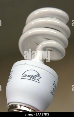 24 juillet 2006 ; San Francisco, CA, États-Unis ; les ampoules fluorescentes compactes (LFC) écoénergétiques consomment 66 % moins d'énergie qu'une ampoule à incandescence standard et durent jusqu'à 10 fois plus longtemps. Le remplacement d'une lampe incandescente de 100 watts par une lampe fluocompacte de 32 watts peut vous faire économiser au moins 0 en coûts d'énergie sur toute la durée de vie de l'ampoule. Crédit obligatoire : photo de Krista Kennell/ZUMA Press. (©) Copyright 2006 par Krista Kennell Banque D'Images
