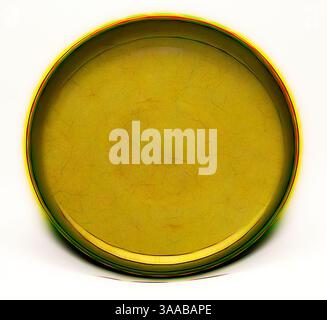 Un plateau circulaire orné avec une surface complexe et texturée, présentant des teintes et des motifs subtils qui évoquent un sens de la profondeur et de l'artisanat., Art classique avec une touche moderne réinventée par Artotop, basé sur le plat glacé de style Yaozhou, dynastie Qing (1644–1911), marque et période Yongzheng (1723–1735), Chine, porcelaine, H. 3,4 × diam. 15,5 cm (1 5/16 × 6 1/8 po) Banque D'Images