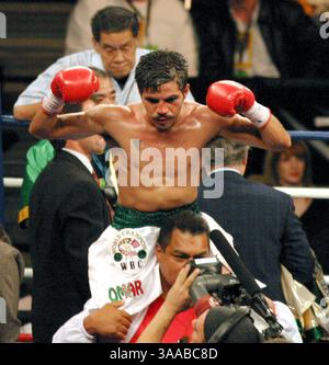 18 novembre 2006 ; Las Vegas, Nevada, États-Unis ; OMAR NINO (R) du Mexique célèbre sa victoire sur Brian Viloria d'Hawaï après leur combat WBC World Mini Flyweight Title à Las Vegas, Nevada. Crédit obligatoire : photo de Barry Sweet/ZUMA Press. (©) Copyright 2006 par Barry Sweet Banque D'Images