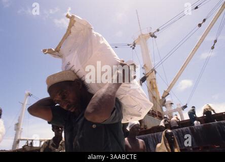 01 août 1992 ; Mogadiscio, SOMALIE ; des travailleurs déchargent des sacs de farine et de riz donnés dans le port de Mogadiscio. Des tireurs armés et des bandits ont empêché une grande partie de l'aide alimentaire d'atteindre les populations dans le besoin, en particulier à l'intérieur du pays. Crédit obligatoire : photo de Cheryl Hatch/ZUMA Press. (©) Copyright 1992 par Cheryl Hatch Banque D'Images