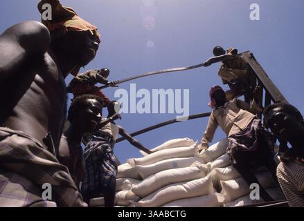 01 août 1992 ; Mogadiscio, SOMALIE ; des travailleurs déchargent des sacs de farine et de riz donnés dans le port de Mogadiscio. Des tireurs armés et des bandits ont empêché une grande partie de l'aide alimentaire d'atteindre les populations dans le besoin, en particulier à l'intérieur du pays. Crédit obligatoire : photo de Cheryl Hatch/ZUMA Press. (©) Copyright 1992 par Cheryl Hatch Banque D'Images