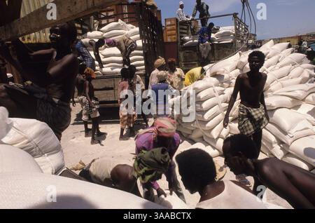 01 août 1992 ; Mogadiscio, SOMALIE ; des travailleurs déchargent des sacs de farine et de riz donnés dans le port de Mogadiscio. Des tireurs armés et des bandits ont empêché une grande partie de l'aide alimentaire d'atteindre les populations dans le besoin, en particulier à l'intérieur du pays. Crédit obligatoire : photo de Cheryl Hatch/ZUMA Press. (©) Copyright 1992 par Cheryl Hatch Banque D'Images