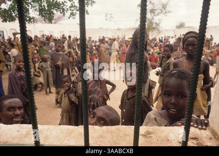 01 août 1992 ; Mogadiscio , SOMALIE ; les Somaliens se rassemblent dans la cour d'un bâtiment qui a été converti en centre de distribution alimentaire. Les gens attendent des heures au soleil pour un repas. Crédit obligatoire : photo de Cheryl Hatch/ZUMA Press. (©) Copyright 1992 par Cheryl Hatch Banque D'Images