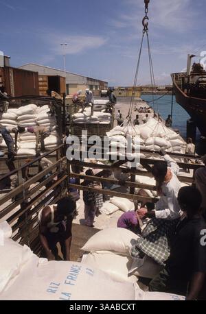 01 août 1992 ; Mogadiscio, SOMALIE ; des travailleurs déchargent des sacs de farine et de riz donnés dans le port de Mogadiscio. Des tireurs armés et des bandits ont empêché une grande partie de l'aide alimentaire d'atteindre les populations dans le besoin, en particulier à l'intérieur du pays. Crédit obligatoire : photo de Cheryl Hatch/ZUMA Press. (©) Copyright 1992 par Cheryl Hatch Banque D'Images