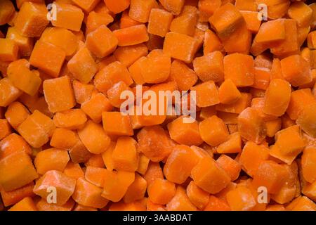 Grossièrement coupé en cubes fond de courge butternut congelée Banque D'Images