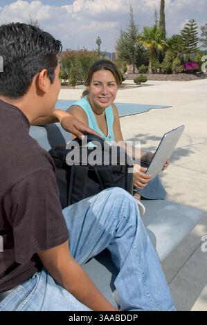 21 avril 2006 ; Queretaro, Queretaro, MEXIQUE ; Mayra Ponce, étudiante à l'Universidad Tecnologica de Queretaro, travaille sur son ordinateur portable alors qu'elle est assise à l'extérieur dans un patio de l'université. Bombardier Corporation forme les étudiants en technologie comme elle en vue d’un éventuel emploi futur dans l’usine qu’ils construisent à Queretaro. Crédit obligatoire : photo de Keith Dannemiller/ZUMA KPA. (©) Copyright 2006 par Keith Dannemiller Banque D'Images