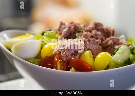 Bol de salade fraîche avec thon en conserve Banque D'Images