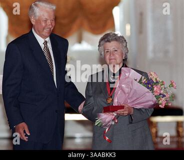 23 avril 2007 - Moscou, Russie - L'ex-président russe Boris Eltsine (1er février 1931 C 23 avril 2007) est décédé aujourd'hui à l'âge de 76 ans. Eltsine est devenu le premier président démocratiquement élu de la Fédération de Russie après la démission de Mikhaïl Gorbatchev de son poste de dirigeant soviétique en décembre 1991. PHOTO : le Kremlin. Le président de la Russie Boris Eltsine remet le prix au directeur du musée d'État des beaux-arts d'un nom de Pouchkine Irina Antonovoj. (Crédit image : © PhotoXpress/ZUMA Press) RESTRICTIONS : droits en Amérique du Nord et du Sud SEULEMENT Banque D'Images